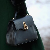 Menemani penampilan Kate, tas kulit hitam bersiluet klasik dari label Inggris Mulberry. (Foto: Getty Images)