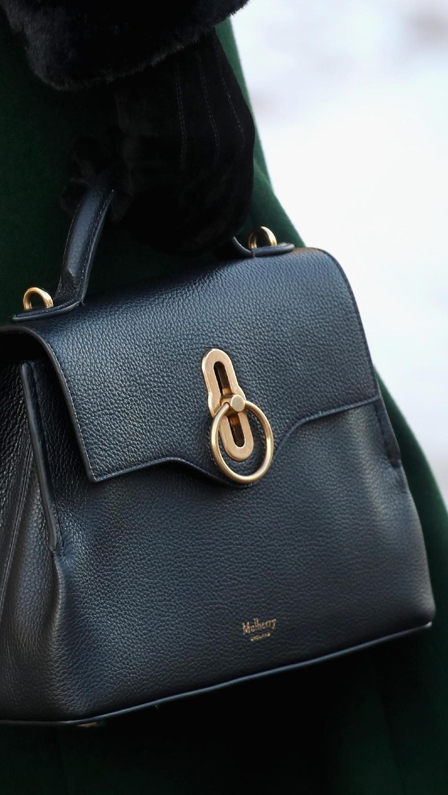 Menemani penampilan Kate, tas kulit hitam bersiluet klasik dari label Inggris Mulberry. (Foto: Getty Images)