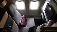 Maskapai Qatar Airways memiliki first class dengan dominasi interior berwarna ungu. Menu makanan disajikan sesuai permintaan traveler, dengan fasilitas elegan (Instagram/qatarairways) 