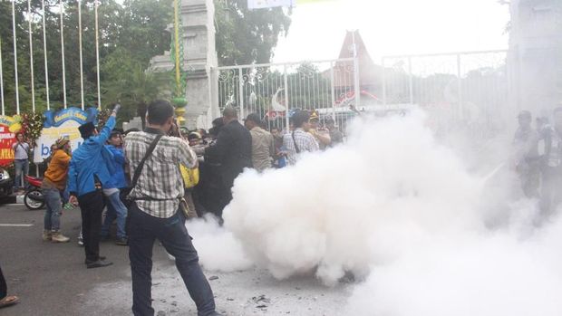 Polisi memadamkan api