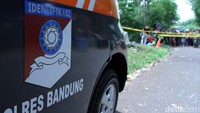 Asep berkoordinasi dengan Tim Inafis Polres Bandung untuk olah tempat kejadian perkara (TKP). Proses olah TKP belangsung selama dua jam.