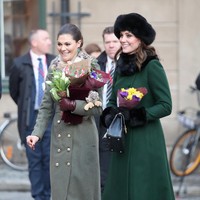 Kate dan Putri Victoria pun beradu dengan gaya modisnya masing-masing. Kate elegan dengan mental hijau gelap beraksen bulu rancangan Catherine Walker. (Foto: Getty Images)