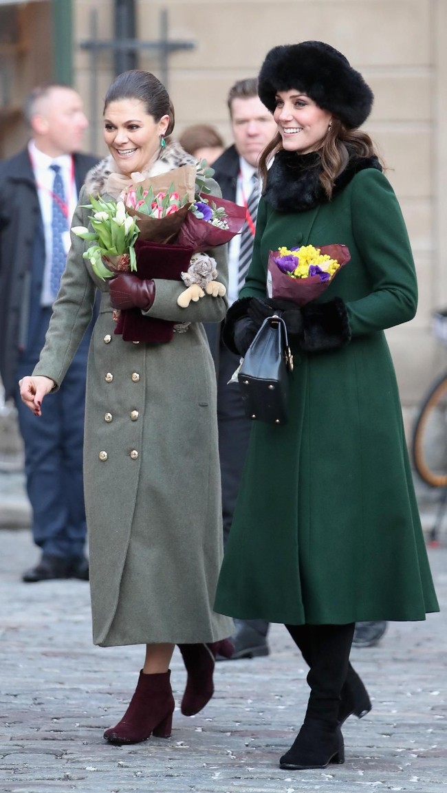 Kate dan Putri Victoria pun beradu dengan gaya modisnya masing-masing. Kate elegan dengan mental hijau gelap beraksen bulu rancangan Catherine Walker. (Foto: Getty Images)