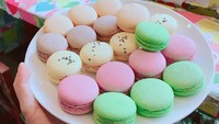 Macaron dengan warna-warni cantk bisa jadi teman menikmati kopi di sini. Foto: Instagram The Note Coffee