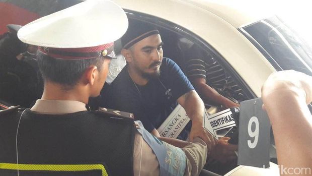 Adegan 9 ketika tersangka memegang tangan korban saat hendak ditilang