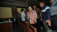 Setya Novanto memasuki ruang sidang sambil menenteng tas berwarna hitam.