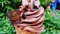 Untuk menyenangkan diri, Feby melahap es krim cokelat. Kelihatannya creamy banget ya dengan saus cokelat kental! Foto: Instagram febyfebiola_