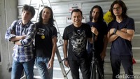 Anang Hermansyah bersama rekannya di grup band Kidnap Katrina saat ditemui di Potlot, Duren Tiga, Jakarta Selatan pada Kamis (1/2). Pool/Noel/detikFoto.