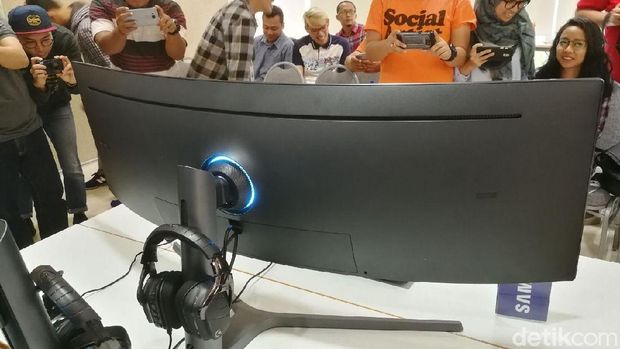 Samsung Rilis Monitor Gaming Pertama dengan Rasio 32:9