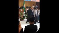 Wabup marah-marah dan berteriak ke arah bupati.