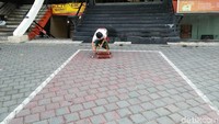 Di pinggir jalan, warga lokal mulai menjalankan aktivitas. Membuka hari dengan menyiapkan sesajen dan diletakkan di beberapa tempat. (Bonauli/detikTravel)