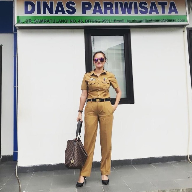 Baru-baru ini, PNS cantik asal kota Bitung, Sulawesi Utara dipercaya untuk mengisi jabatan sebagai Pelaksana Tugas (Plt) Kepala Dinas Pariwisata kota Bitung. Foto: Instagram