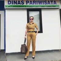 Baru-baru ini, PNS cantik asal kota Bitung, Sulawesi Utara dipercaya untuk mengisi jabatan sebagai Pelaksana Tugas (Plt) Kepala Dinas Pariwisata kota Bitung. Foto: Instagram