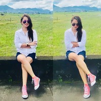  Gaya kasual wanita berusia 39 tahun saat mengenakan sneakers yang dipadukan dengan kemeja putih polos. Foto: Instagram