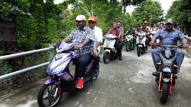 Mensos menyusuri jalan di Asmat dengan didampingi pejabat daerah
