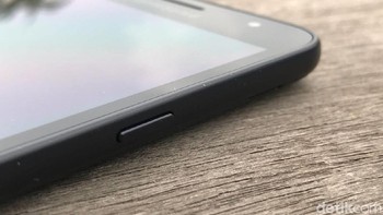 Sisi kanannya terdapat tombol power. Foto: Adi Fida Rahman/detikINET