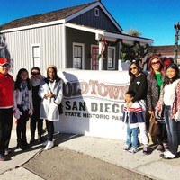 Istri dari Ketua DPR RI, Bambang Soesatyo, Dewi Bambang Soestyo terlihat berpose bersama sang suami dan anak-anaknya saat liburan di San Diego, Amerika Serikat. Di foto ini, Dewi tampak berpose membawa tas Louis Vuitton seri Speedy seharga US$ 970 atau sekitar Rp 13 jutaan. Foto: Instagram