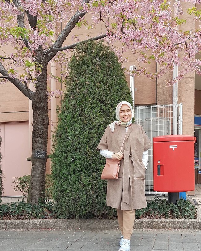 Saat musim semi yang tak terlalu dingin ataupun panas, permainan outerwear tipis seperti tampilan Ria Miranda ini bisa ditiru. Agar lebih leluasa berjalan-jalan, pilih sepatu sneakers favoritmu. Foto: Instagram