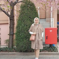 Saat musim semi yang tak terlalu dingin ataupun panas, permainan outerwear tipis seperti tampilan Ria Miranda ini bisa ditiru. Agar lebih leluasa berjalan-jalan, pilih sepatu sneakers favoritmu. Foto: Instagram