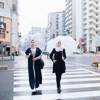 Dian Pelangi berlibur bersama sahabatnya Lulu Elhasbu pada Oktober 2017 lalu. Mengunjungi Jepang saat musim gugur tetap harus siap sedia coat atau jaket. Suhunya berkisar antara 14 - 23 derajat celcius. Hujan pun terkadang turun, jadi disarankan memakai sepatu yang nyaman dipakai saat jalanan basah. Foto: Instagram