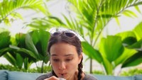 Istri Franky Sihombing ini sepertinya gemar minum cocktail. Ia menulis, My cocktail is better than yours. Foto: Instagram febyfebiola_