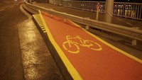 Niatnya memang baik untuk memberikan jalur kepada pesepeda. Tapi, ujungnya malah mentok di pembatas jalan. Istimewa/Boredpanda.