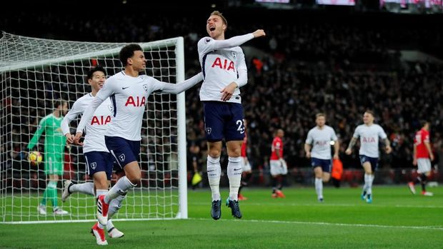 Gelandang Tottenham Christian Eriksen mencetak gol cepat ke gawang Manchester United.