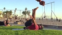 Olahraga yang dilakukan dua pria ini juga menguji adrenalin. Bagaimana tidak, diawali dengan gerakan acro yoga, pria yang di atas justru diterbangkan. Keren atau seram? Foto: Instagram/yvdick_vidios