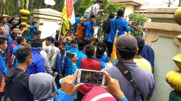 Mahasiswa memanjat pagar ingin menemui bupati