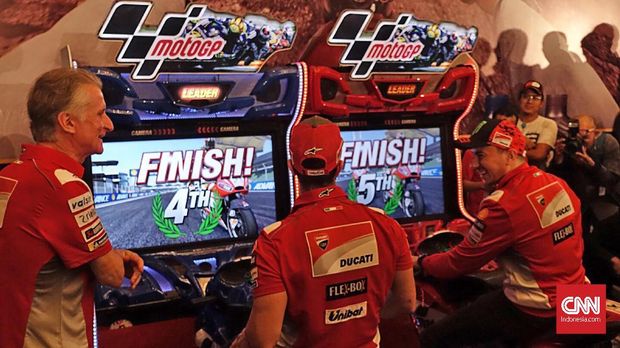 Jorge Lorenzo tak terlalu piawai memainkan balapan di video game.