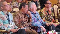 Sementara Mentan punya pandangan berbeda. Menurutnya, kekurangan cadangan di gudang Bulog bisa diisi dari hasil panen raya petani. Pasalnya, selama periode panen raya Februari-Maret-April, produksi padi bakal melimpah.