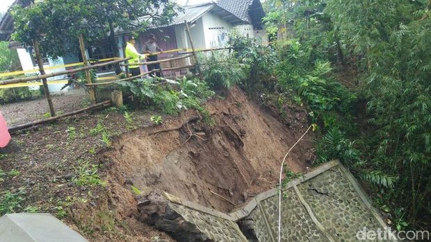 Plengsengan juga longsor/