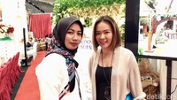 Dian (kanan) dan Cindy (kiri) mencari rekan bisnis untuk diajak bekerjasama. Dian merupakan pemilik suplier kue Kedai Locale. 
