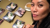 Sambil bekerja, Anggun juga terlihat ditemani oleh secangkir teh hangat. Foto: Instagram @anggun_cipta