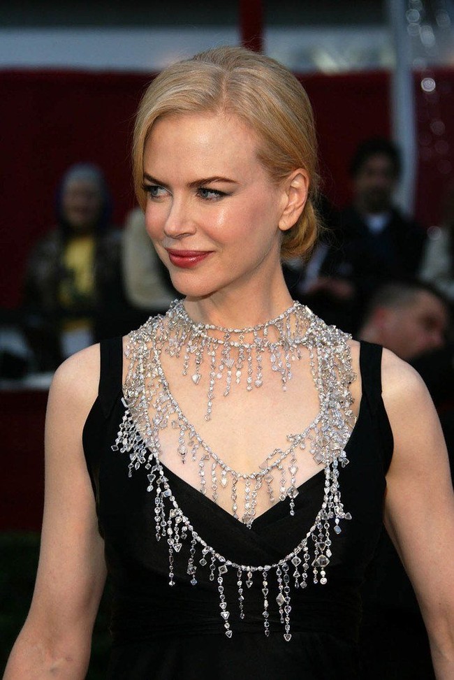 Nicole Kidman pakai kalung bertumpuk berhiaskan berlian. Kalung mewahnya itu dihasi dengan 7,500 berlian. Nilainya mencapai US$ 7 juta atau Rp 94 miliar.  Foto: Istimewa