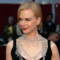 Nicole Kidman pakai kalung bertumpuk berhiaskan berlian. Kalung mewahnya itu dihasi dengan 7,500 berlian. Nilainya mencapai US$ 7 juta atau Rp 94 miliar.  Foto: Istimewa