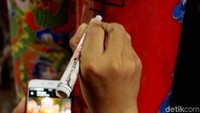 Lilin-lilin yang sudah jadi disusun rapi untuk ditempeli plastik pembungkus.