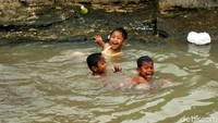Meski air sungai kotor, anak-anak tampak riang berenang.
