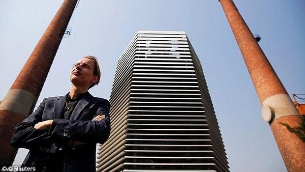 Daan Roosegaarde dan pembersih udara rancangannya (Reuters)