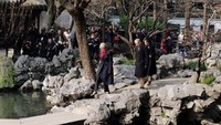 PM Theresa mengunjungi Taman Yu Yuan di sela kunjungan tiga harinya ke Negeri Tirai Bambu (Foto: Dok. REUTERS/William James)