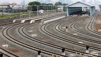 Para pekerja membangun depo lokomotif di Cipinang, Jakarta Timur.