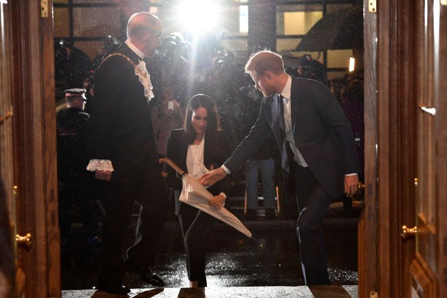 Ini adalah acara penghargaan pertama yang dihadiri Meghan Markle setelah resmi bertunangan dengan Pangeran Harry. (Foto: Getty Images)