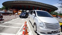 Saat melintasi gerbang tol yang menghubungkan Tangerang Barat sampai Merak, ujung barat Pulau Jawa, anda pasti akan melihat beberapa pintu tol yang penuh dengan estetika. 