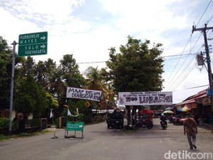 Cara Rakyat Menyindir: Jalan Rusak Disebut Wisata 1.500 Lubang