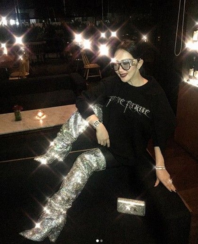 Syahrini menjadi salah satu selebriti Indonesia yang diketahui memiliki jam tangan mewah Richard Mille. Pelantun ‘Sesuatu’ itu kerap tampil bergaya dengan jam tangan mewahnya tersebut. Seperti di foto ini, Syahrini mengenakan  Richard Mille Full Diamond seharga US$ 134.000 atau Rp 1,8 miliar.  Foto: Istimewa