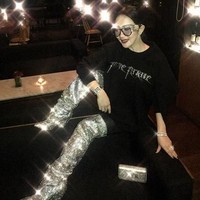 Syahrini menjadi salah satu selebriti Indonesia yang diketahui memiliki jam tangan mewah Richard Mille. Pelantun ‘Sesuatu’ itu kerap tampil bergaya dengan jam tangan mewahnya tersebut. Seperti di foto ini, Syahrini mengenakan  Richard Mille Full Diamond seharga US$ 134.000 atau Rp 1,8 miliar.  Foto: Istimewa