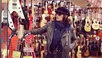 Nih gaya Jossie lagi milih gitar, kece abis. Istimewa/@josie_ho_chiu.