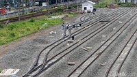 Depo lokomotif tersebut merupakan bagian dari proyek pembangunan jalur rel dwiganda atau double-double track Manggarai-Cikarang.