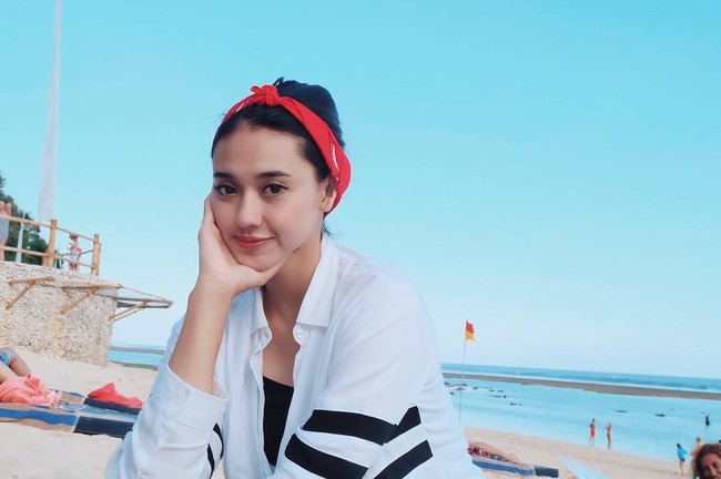 Memiliki wajah cantik dan tubuh yang tinggi, penampilan Pungky ini sering disebut netizen lebih cocok menjadi model. Foto: Instagram