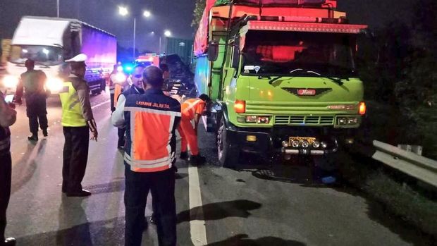 Kecelakaan truk di Tol Bintara